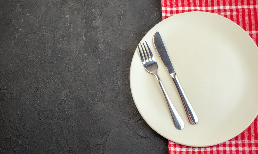 picture of a plate, fork, knife, and napkin